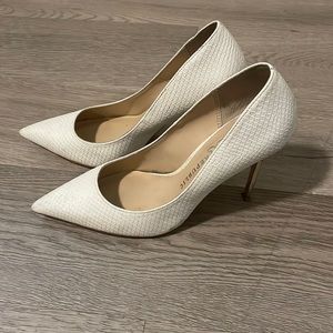 Rock & Republic classy textured white shoes with Gold colored  heels